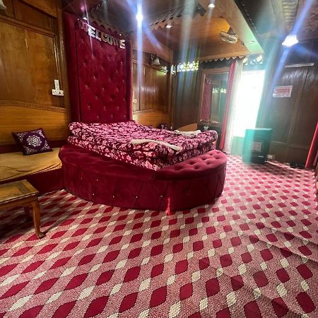 Floating Young Gulshan Houseboat Srinagar  Exterior photo