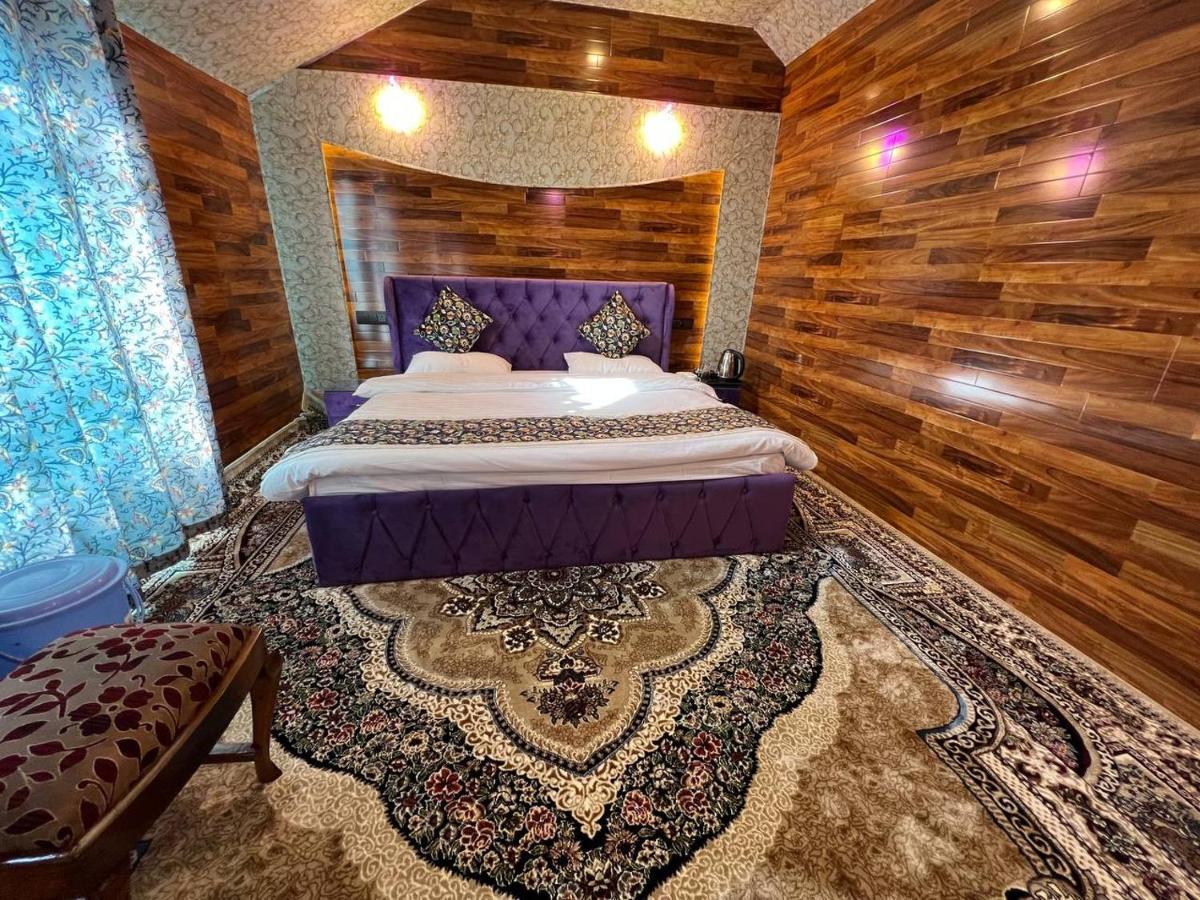Floating Young Gulshan Houseboat Srinagar  Exterior photo