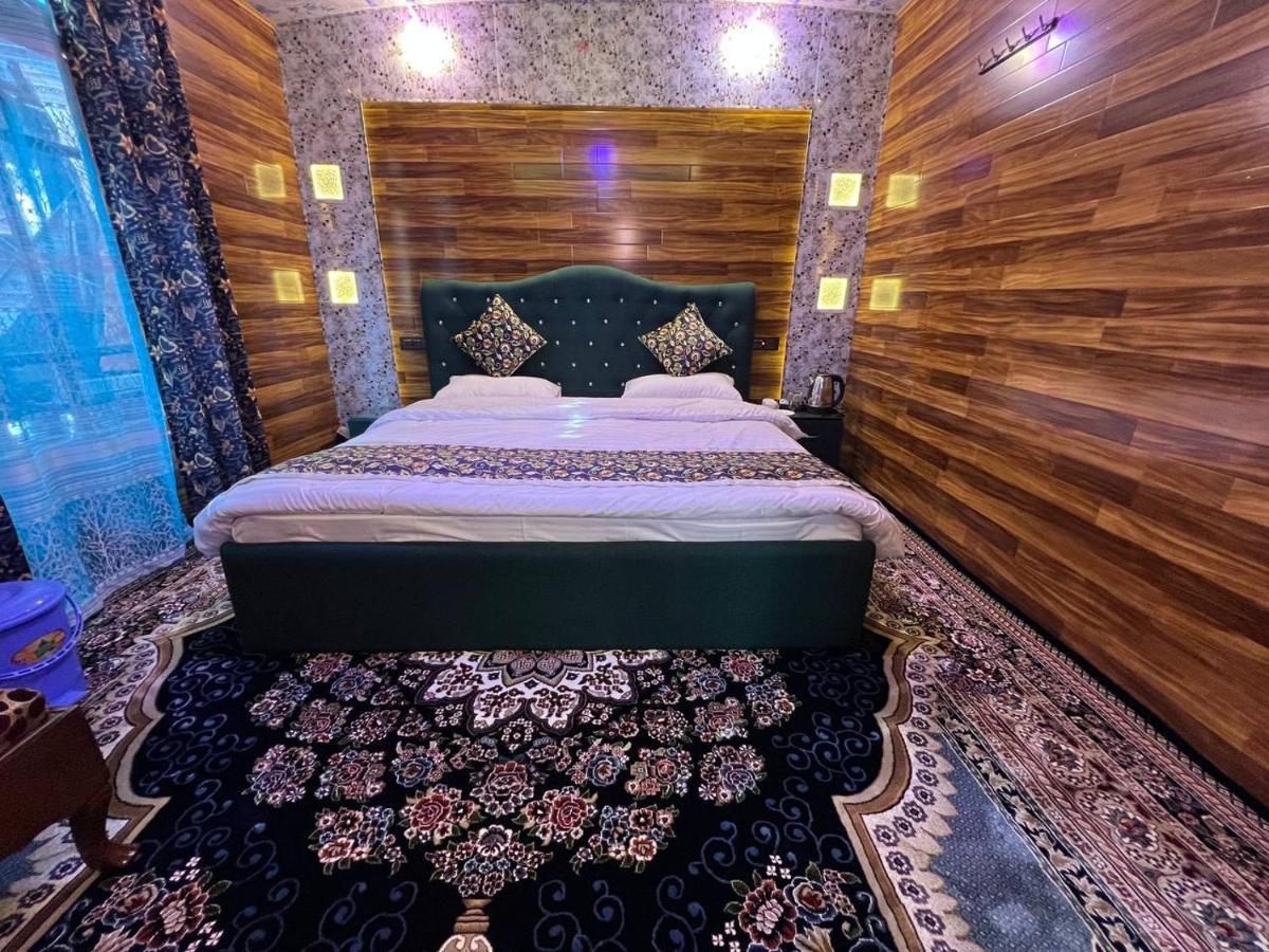 Floating Young Gulshan Houseboat Srinagar  Exterior photo