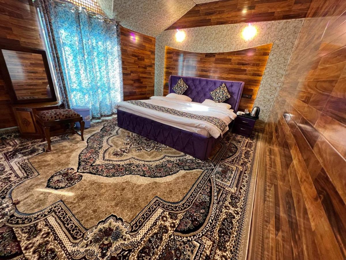 Floating Young Gulshan Houseboat Srinagar  Exterior photo