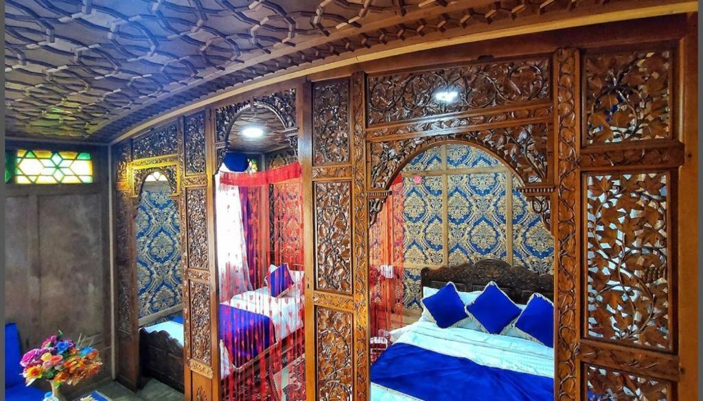 Floating Young Gulshan Houseboat Srinagar  Exterior photo