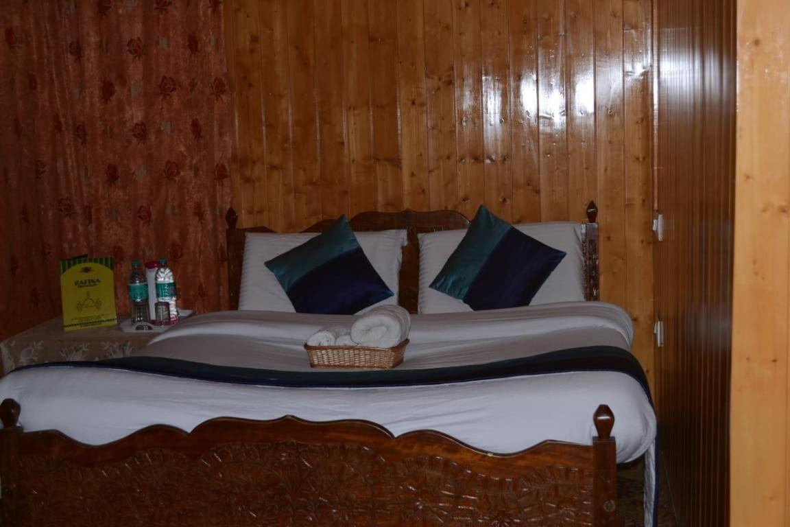Floating Young Gulshan Houseboat Srinagar  Exterior photo