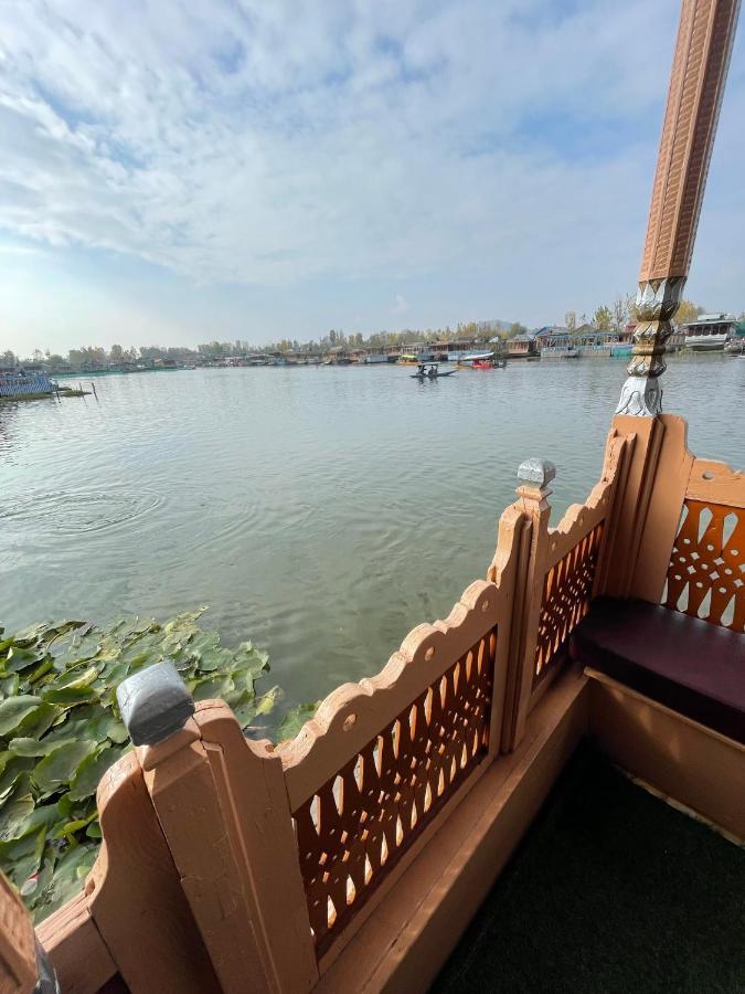 Floating Young Gulshan Houseboat Srinagar  Exterior photo