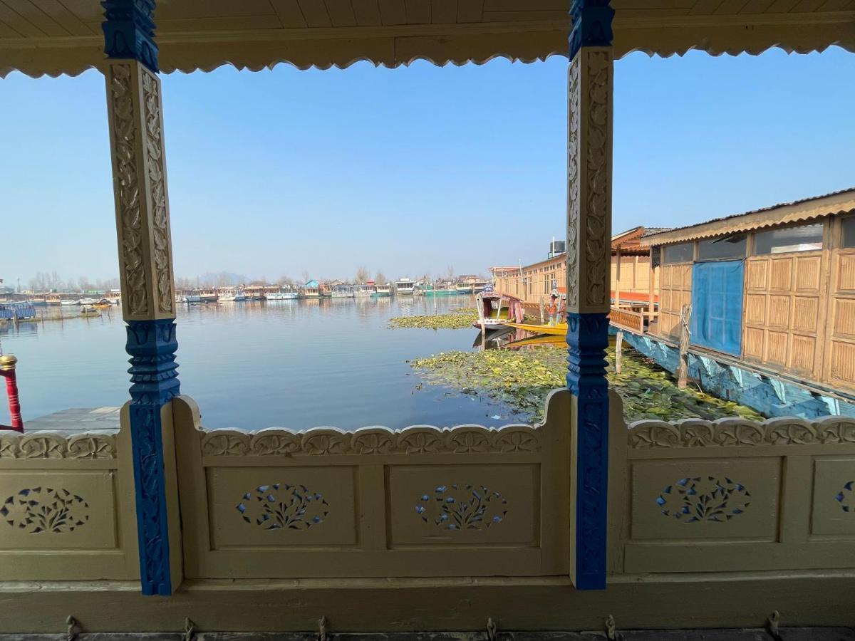 Floating Young Gulshan Houseboat Srinagar  Exterior photo