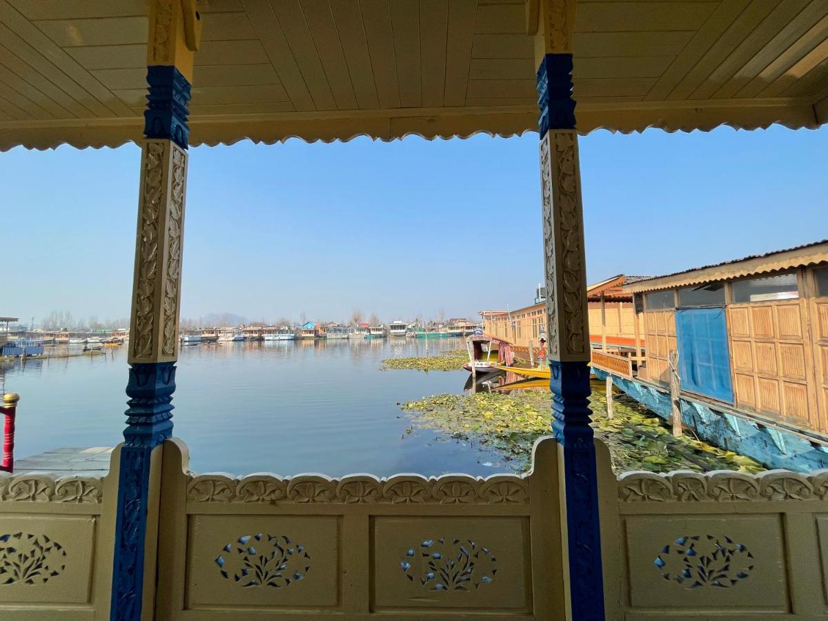 Floating Young Gulshan Houseboat Srinagar  Exterior photo
