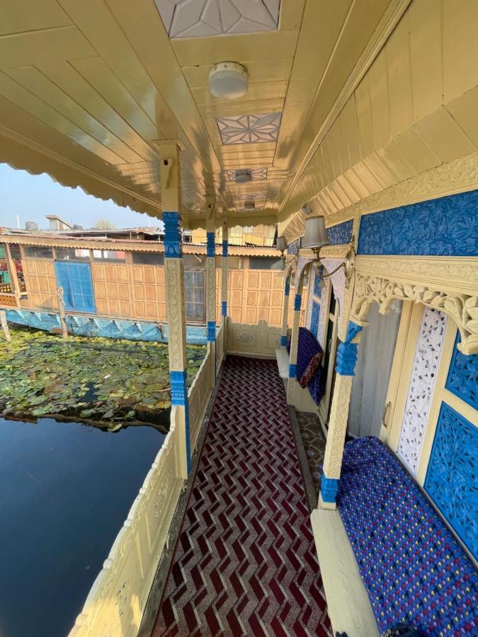 Floating Young Gulshan Houseboat Srinagar  Exterior photo
