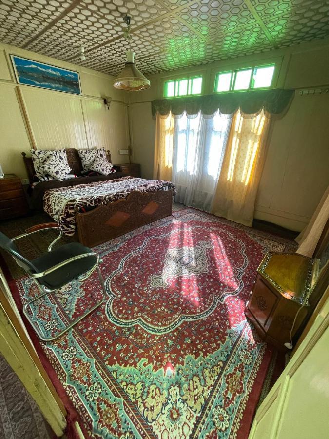 Floating Young Gulshan Houseboat Srinagar  Exterior photo
