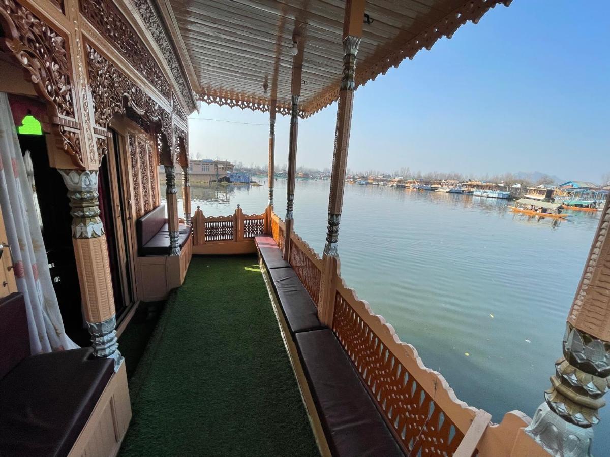 Floating Young Gulshan Houseboat Srinagar  Exterior photo