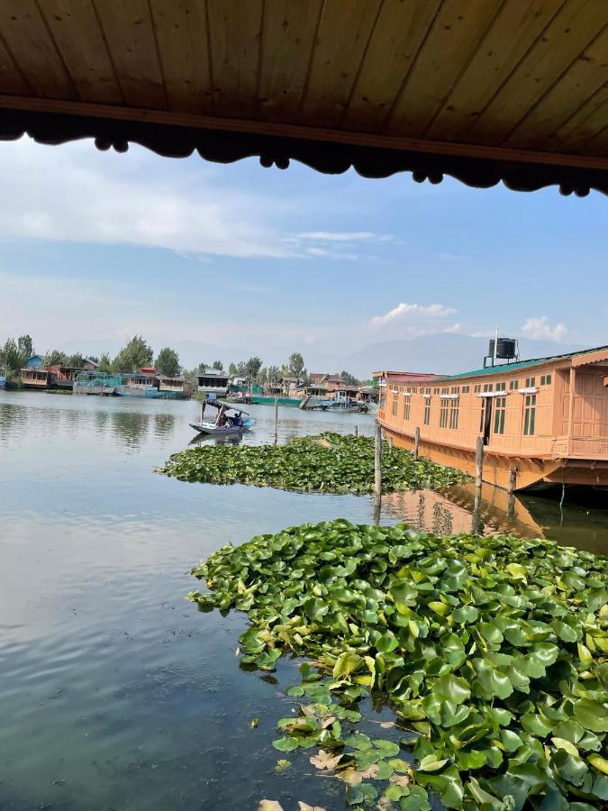 Floating Young Gulshan Houseboat Srinagar  Exterior photo