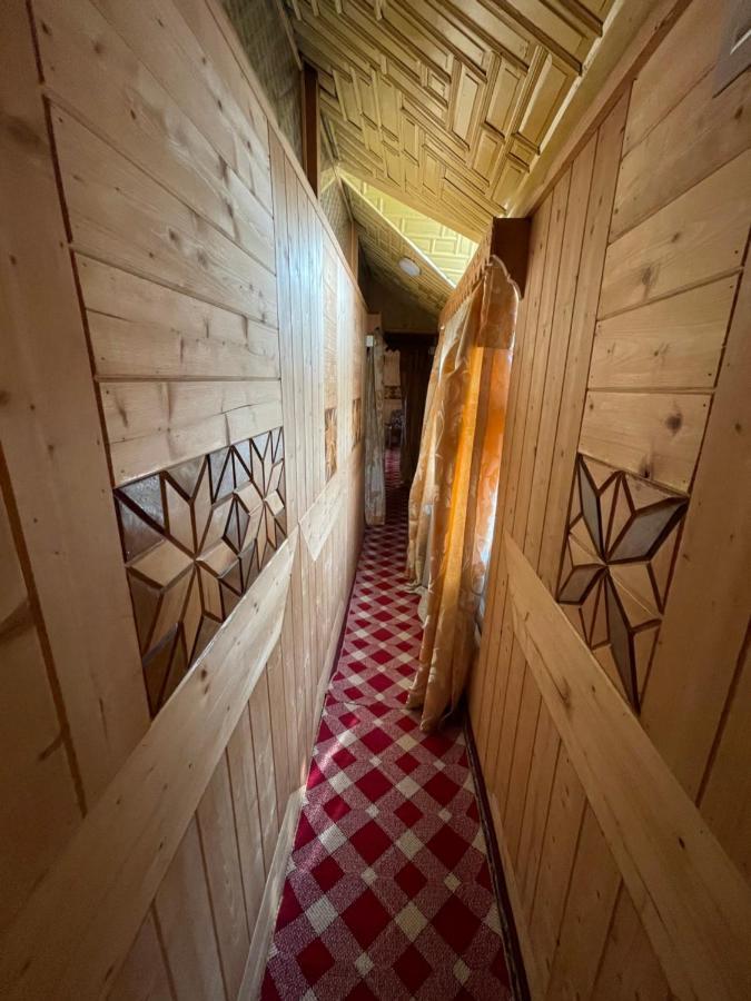 Floating Young Gulshan Houseboat Srinagar  Exterior photo