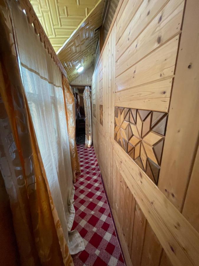 Floating Young Gulshan Houseboat Srinagar  Exterior photo