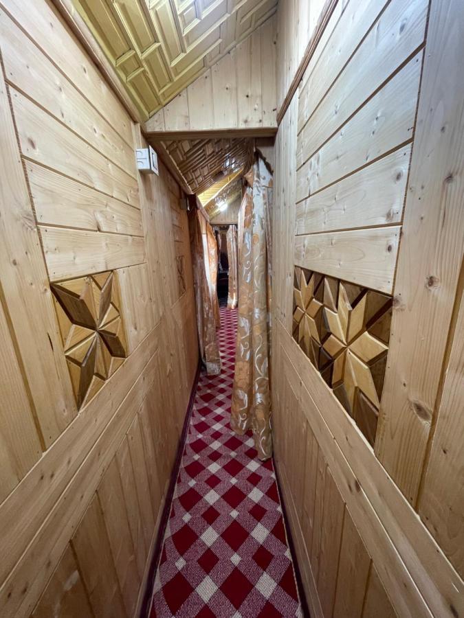Floating Young Gulshan Houseboat Srinagar  Exterior photo