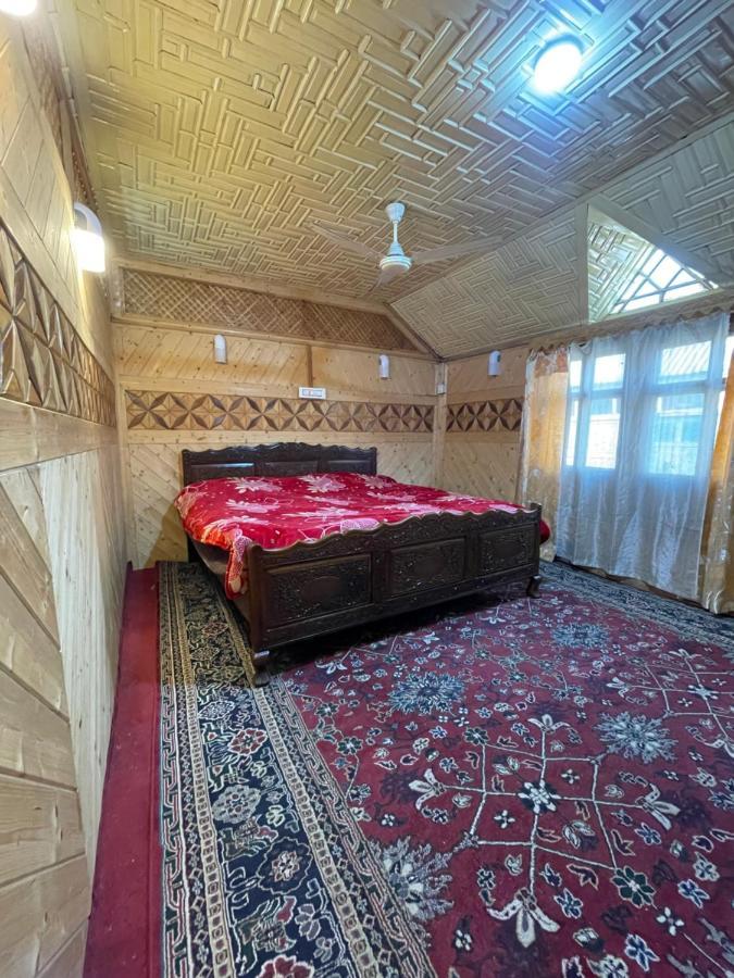 Floating Young Gulshan Houseboat Srinagar  Exterior photo