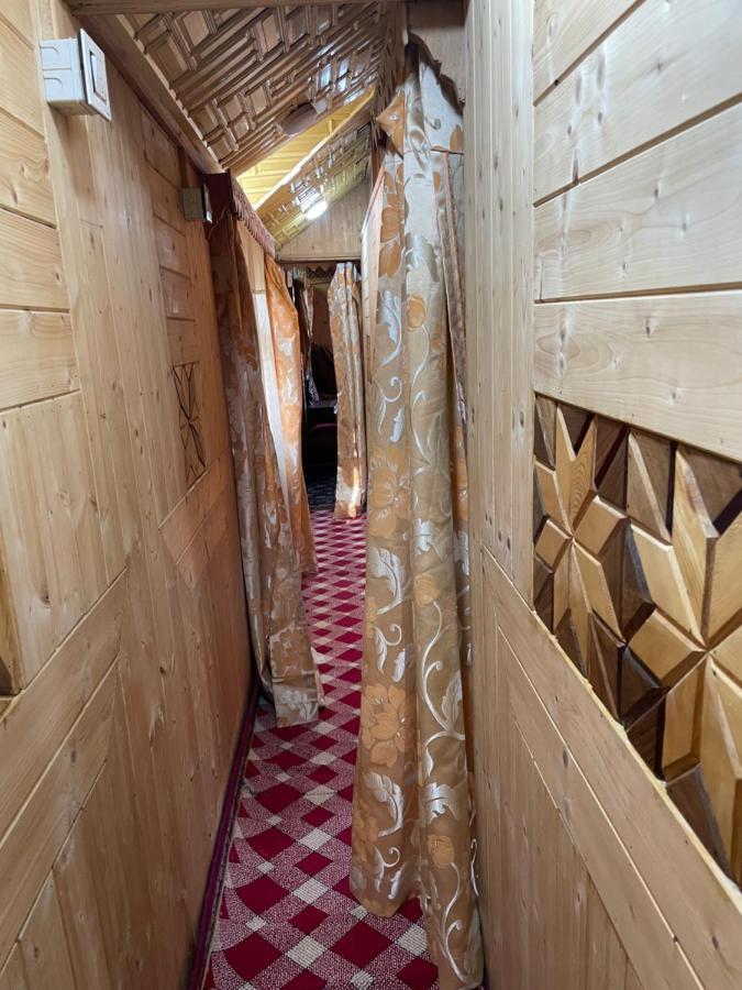 Floating Young Gulshan Houseboat Srinagar  Exterior photo