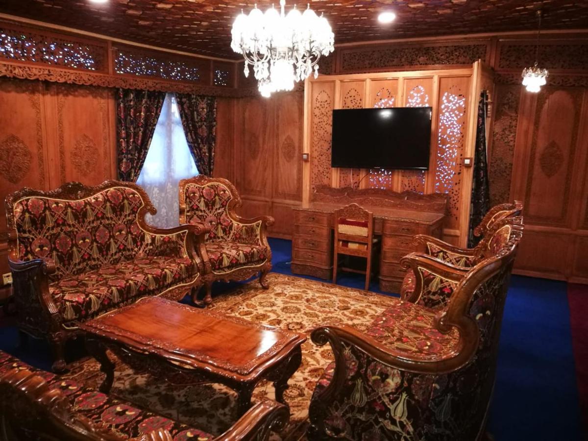 Floating Young Gulshan Houseboat Srinagar  Exterior photo