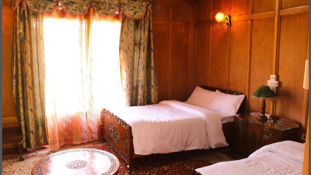 Floating Young Gulshan Houseboat Srinagar  Exterior photo