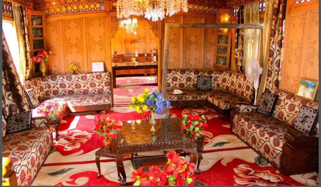 Floating Young Gulshan Houseboat Srinagar  Exterior photo
