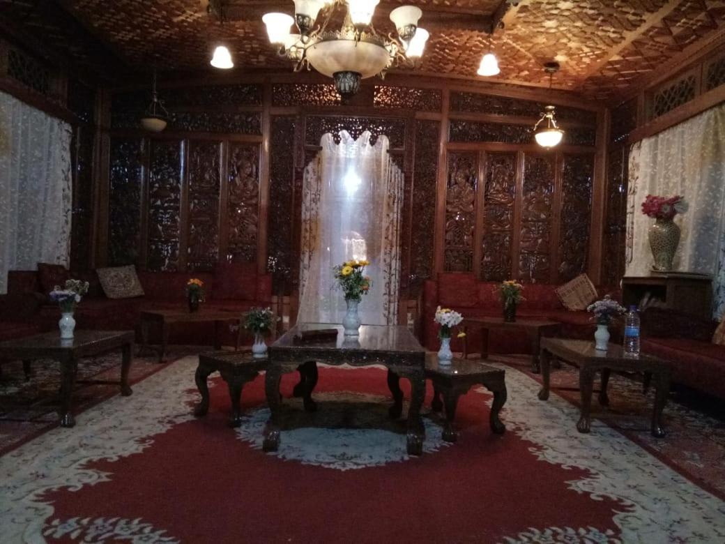 Floating Young Gulshan Houseboat Srinagar  Exterior photo