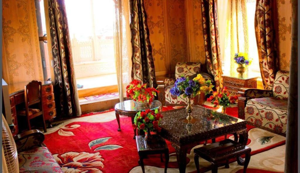 Floating Young Gulshan Houseboat Srinagar  Exterior photo