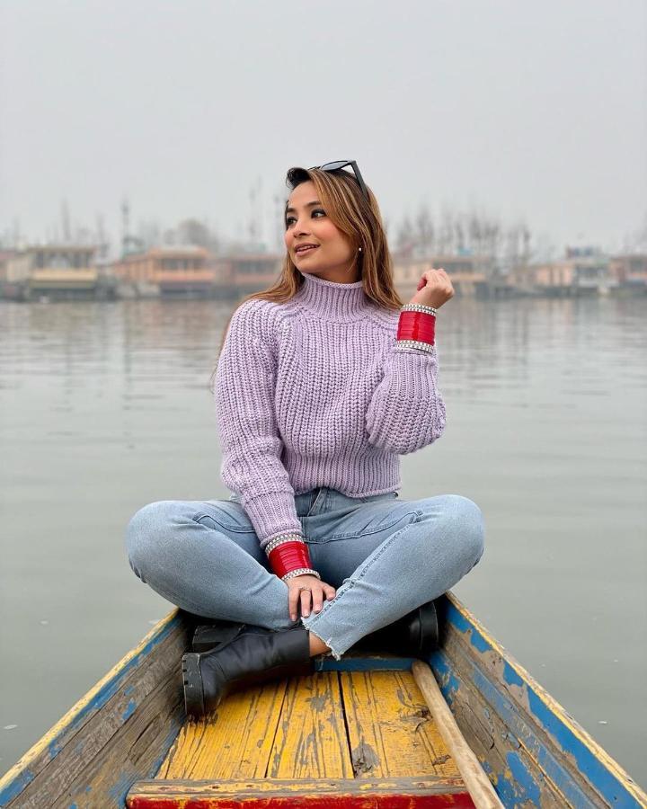 Floating Young Gulshan Houseboat Srinagar  Exterior photo