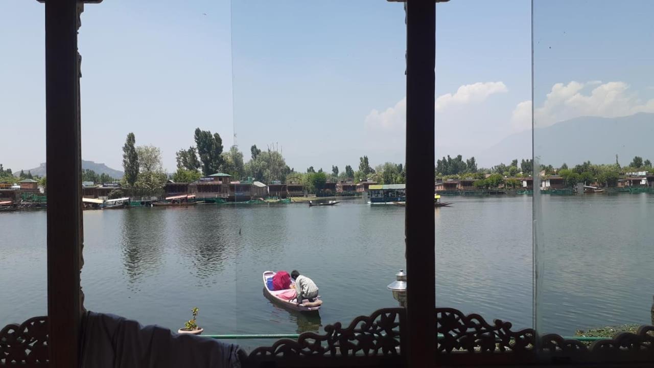 Floating Young Gulshan Houseboat Srinagar  Exterior photo