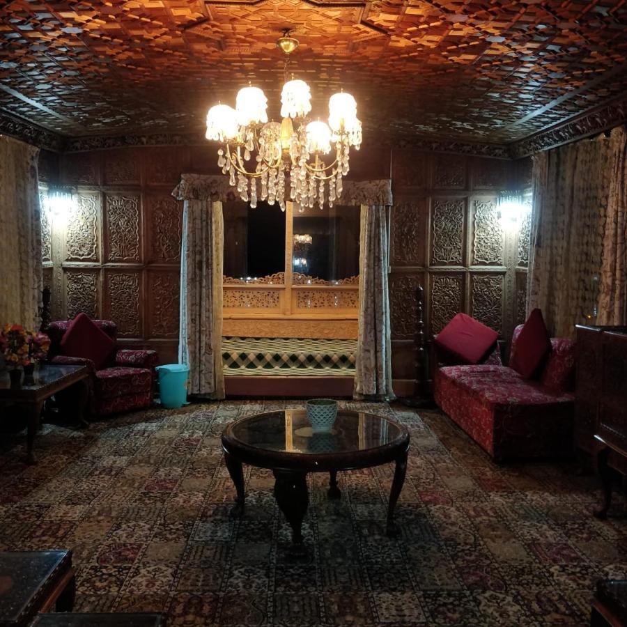 Floating Young Gulshan Houseboat Srinagar  Exterior photo