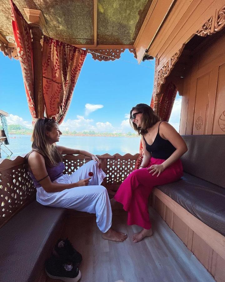 Floating Young Gulshan Houseboat Srinagar  Exterior photo