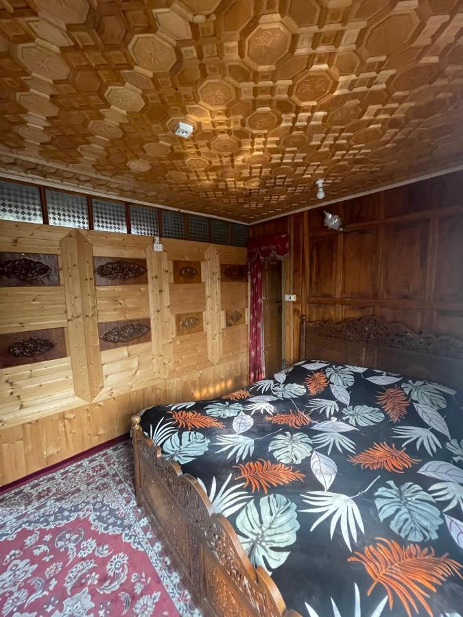Floating Young Gulshan Houseboat Srinagar  Exterior photo