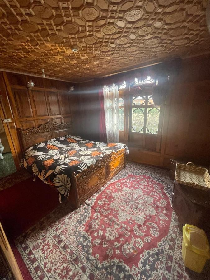Floating Young Gulshan Houseboat Srinagar  Exterior photo